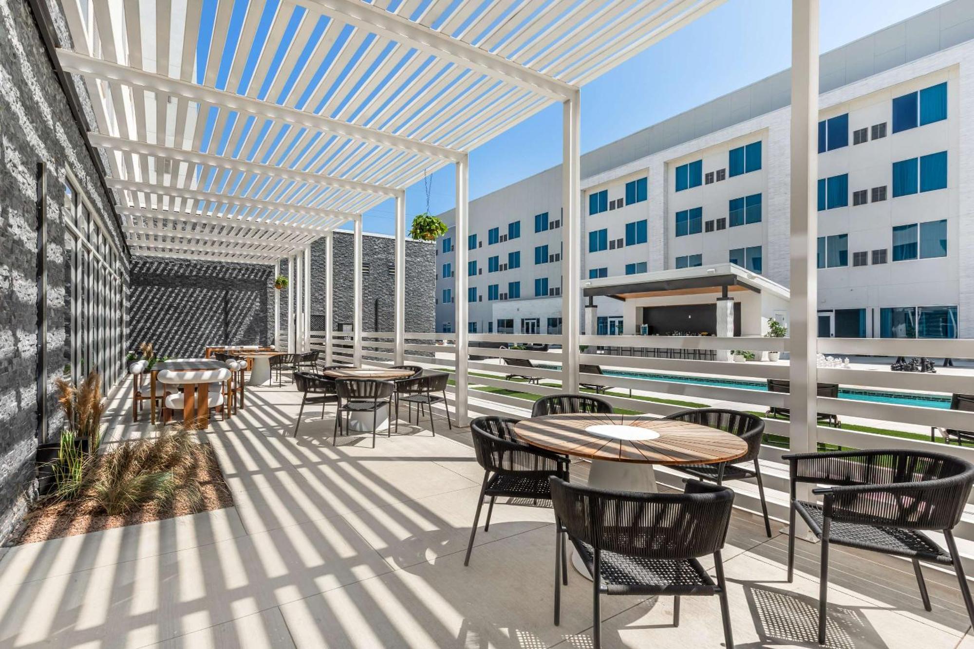 Cambria Hotel Waco University Riverfront Exterior foto
