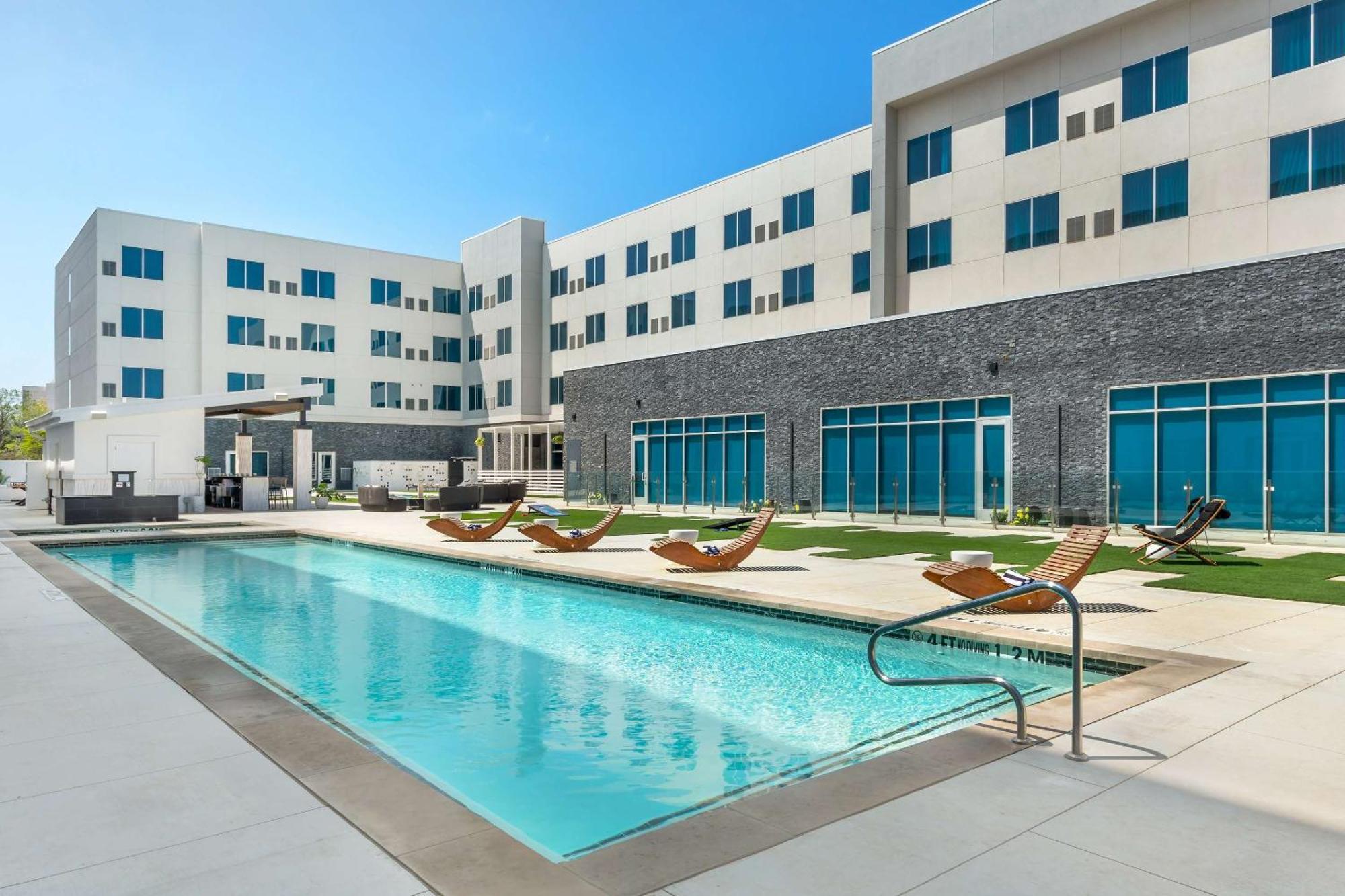 Cambria Hotel Waco University Riverfront Exterior foto